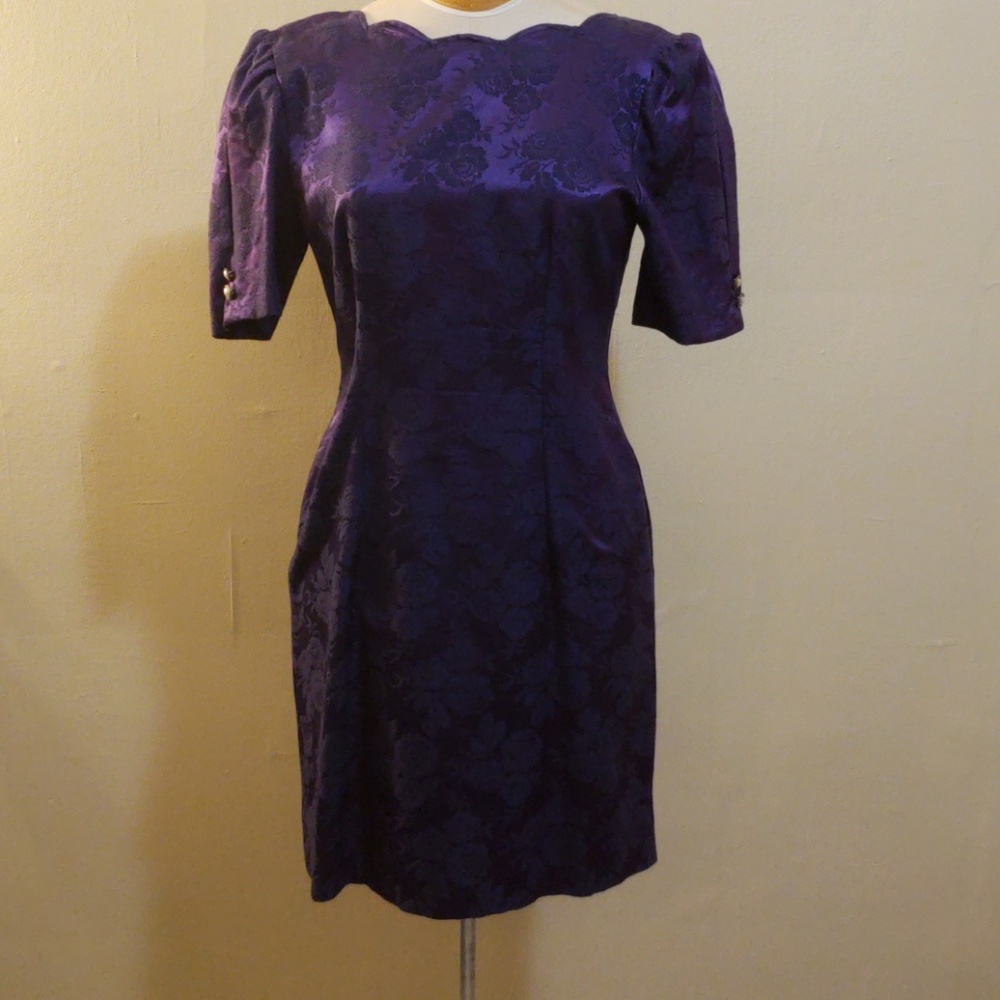 80s Scalloped neckline cocktail holiday dress